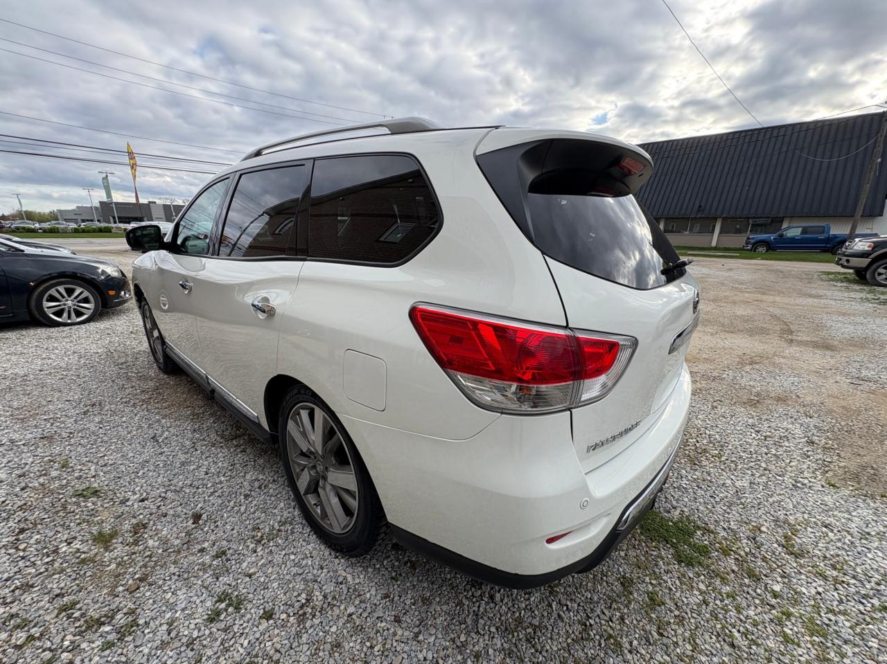 2014 Nissan Pathfinder 4WD PLATINUM. LOADED with Safety and Warranty, Financing available Photo3