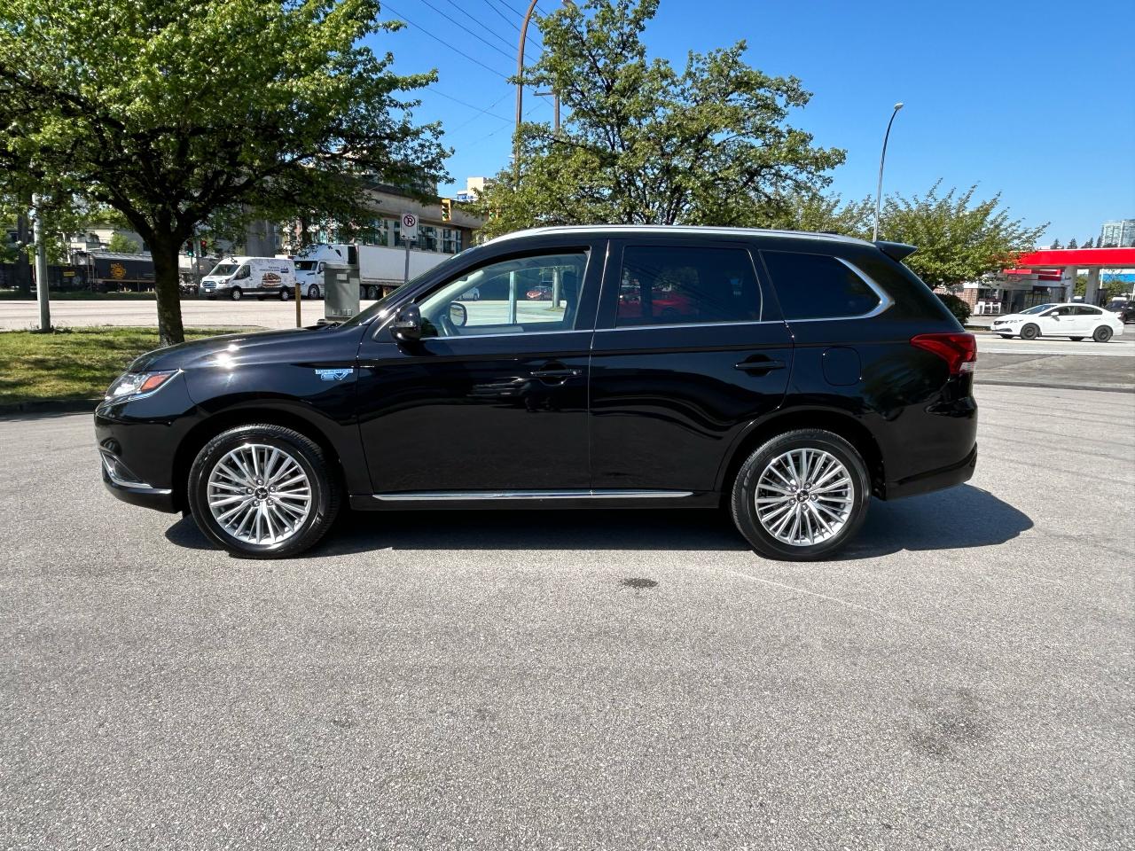 2022 Mitsubishi Outlander PHEV SE - Photo #2