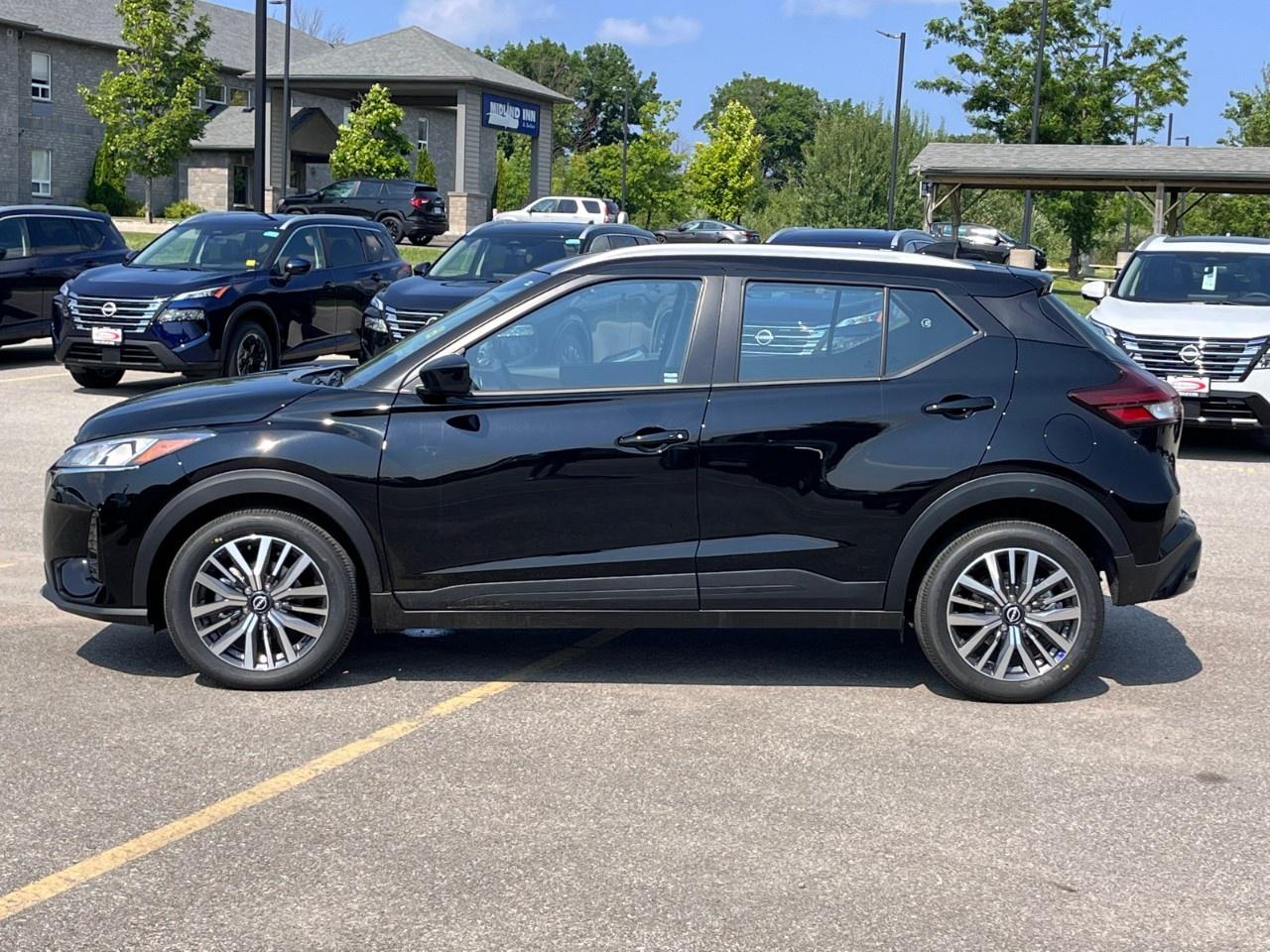 2025 Nissan Kicks Play SV FWD Photo2