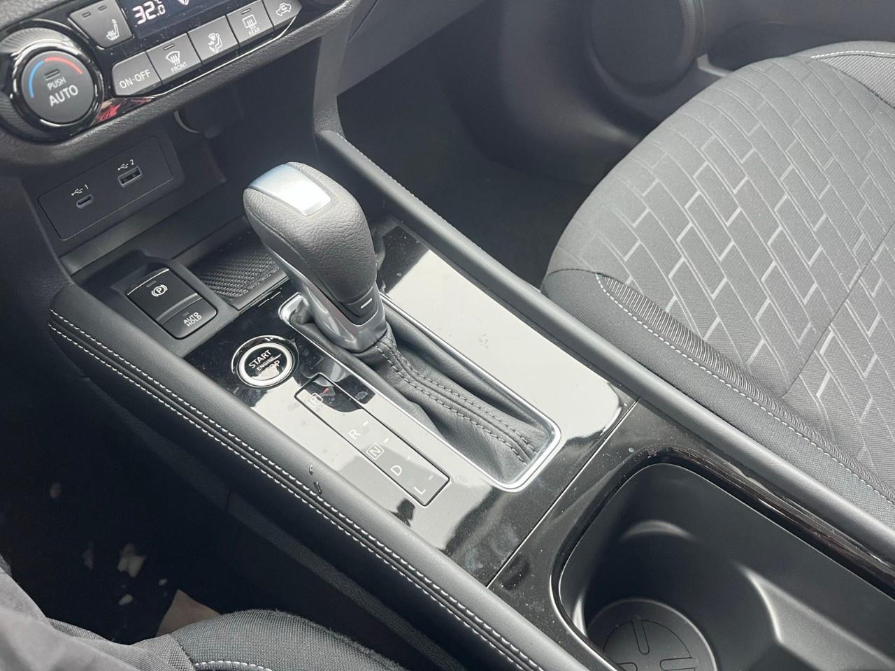 2025 Nissan Kicks Play SV FWD Photo