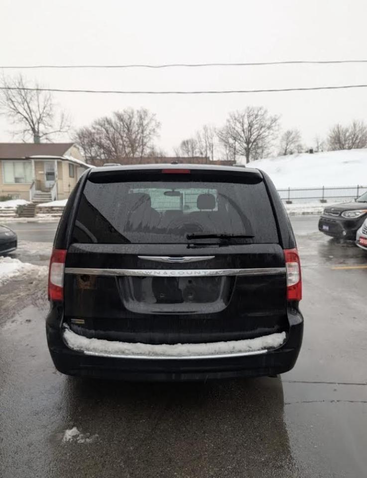 2014 Chrysler Town & Country  - Photo #4