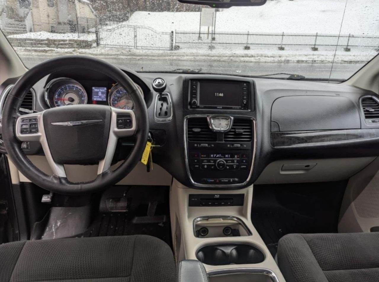 2014 Chrysler Town & Country  - Photo #6