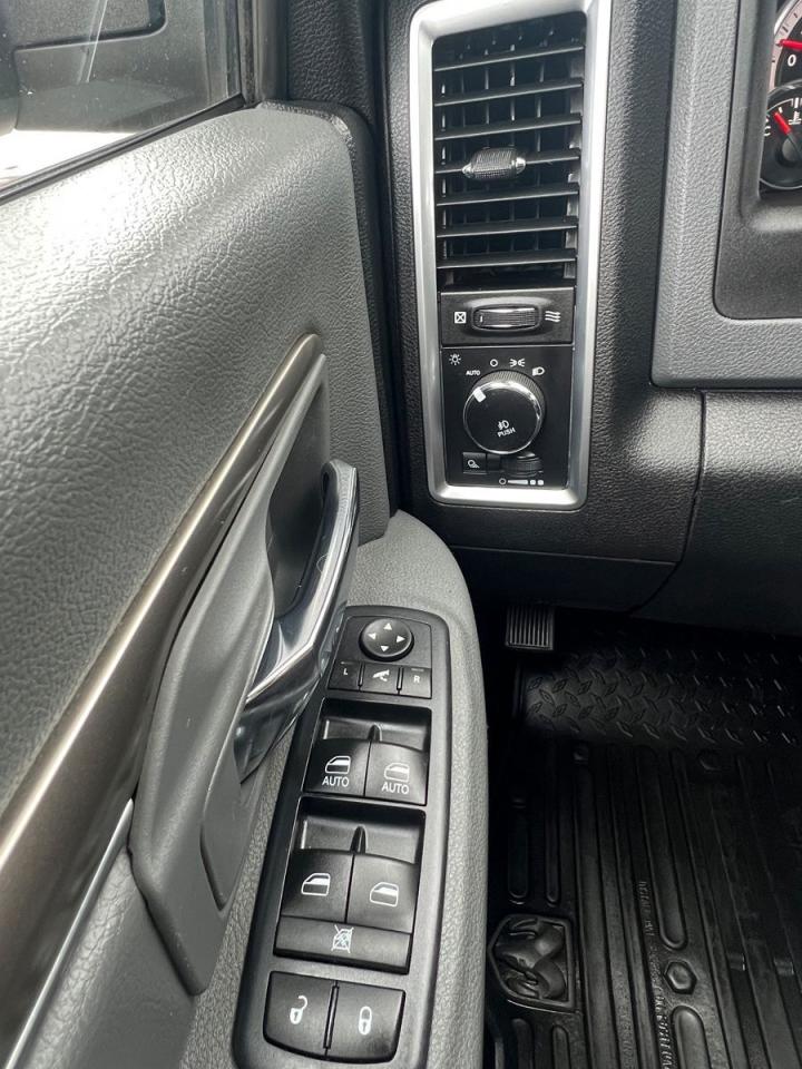 2017 RAM 1500 SLT Crew Cab SWB 4WD - Photo #13
