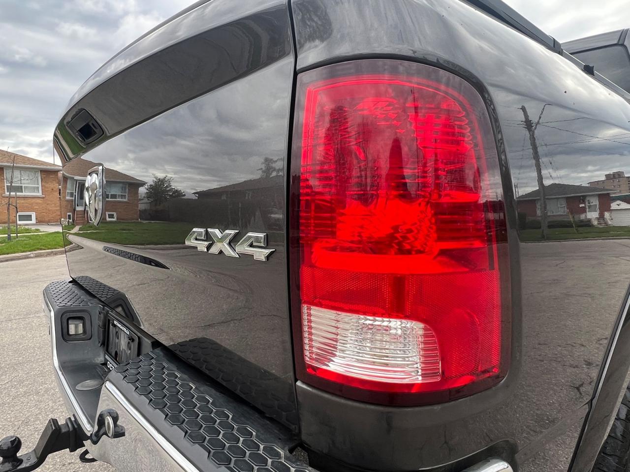 2017 RAM 1500 SLT Crew Cab SWB 4WD - Photo #6