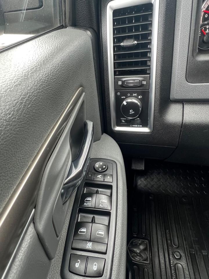 2017 RAM 1500 SLT Crew Cab SWB 4WD - Photo #13