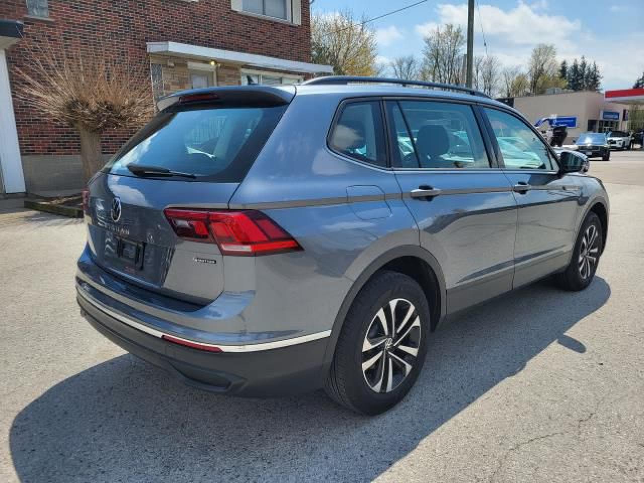 2023 Volkswagen Tiguan Trendline 7 Pass Photo3