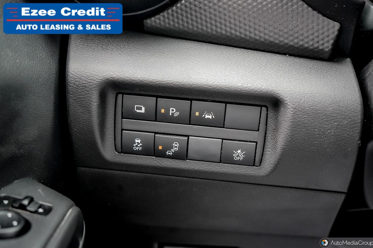 2020 Nissan Kicks S Photo18