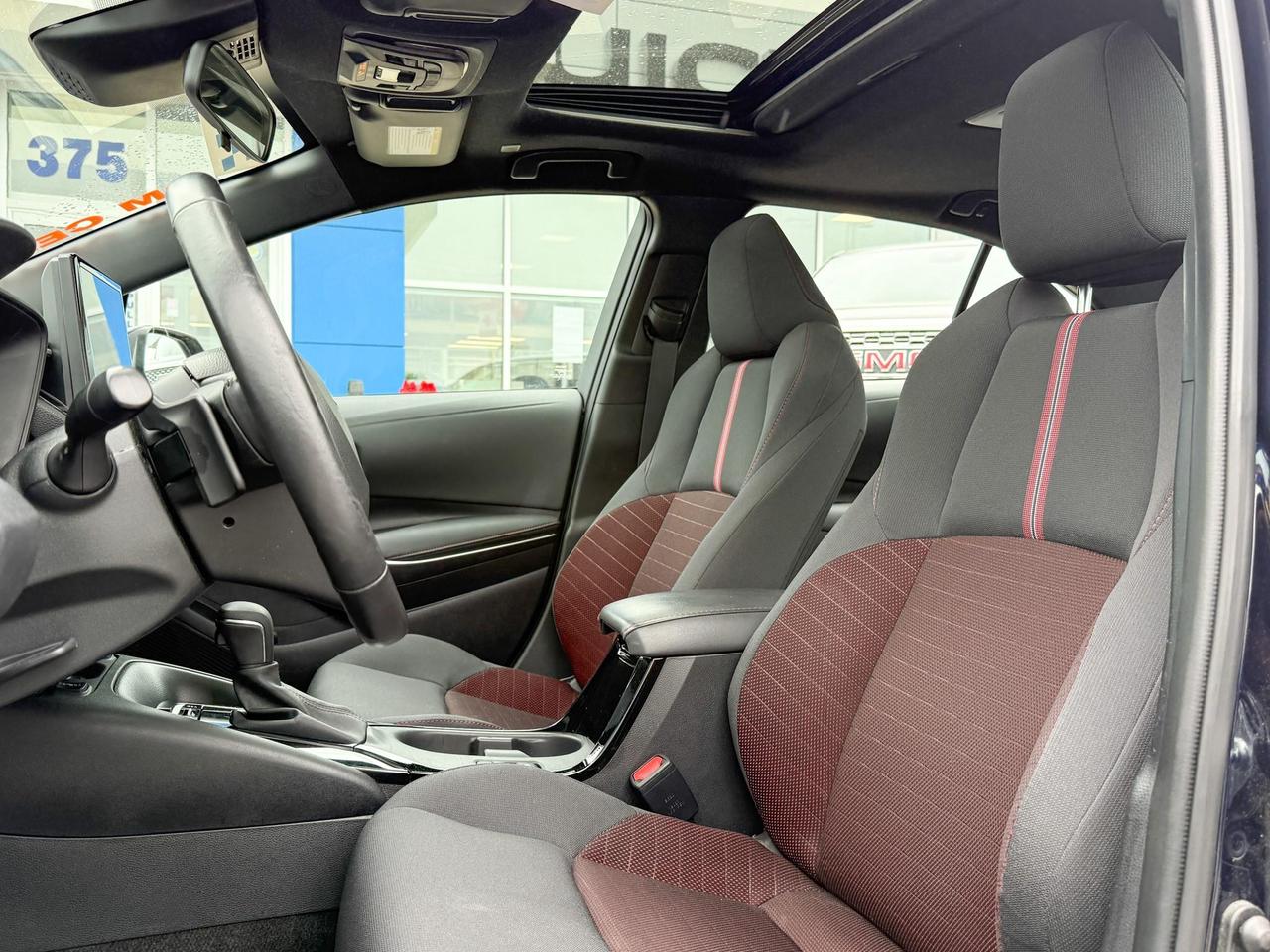 2023 Toyota Corolla 2.0L 4CYL, SE UPGRADE PACKAGE - 18" BLACK ALLOY RIMS, SUNROOF, HEATED LEATHER WRAPPED STEERING WHEEL Photo