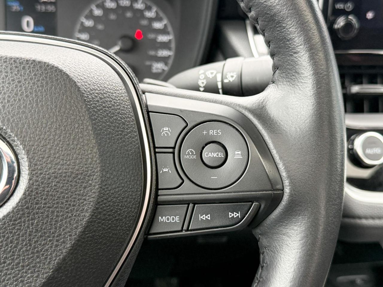 2023 Toyota Corolla 2.0L 4CYL, SE UPGRADE PACKAGE - 18" BLACK ALLOY RIMS, SUNROOF, HEATED LEATHER WRAPPED STEERING WHEEL Photo