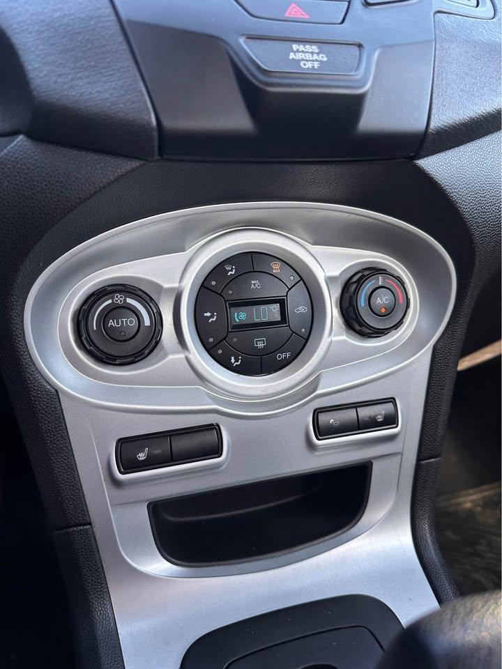 2017 Ford Fiesta SE - Photo #10