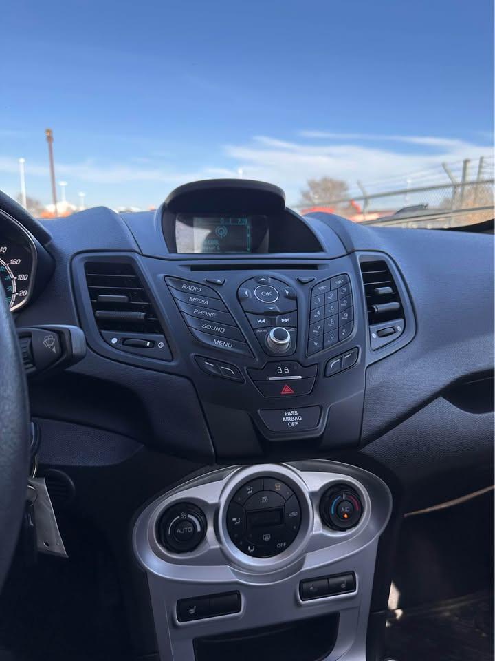 2017 Ford Fiesta SE - Photo #9