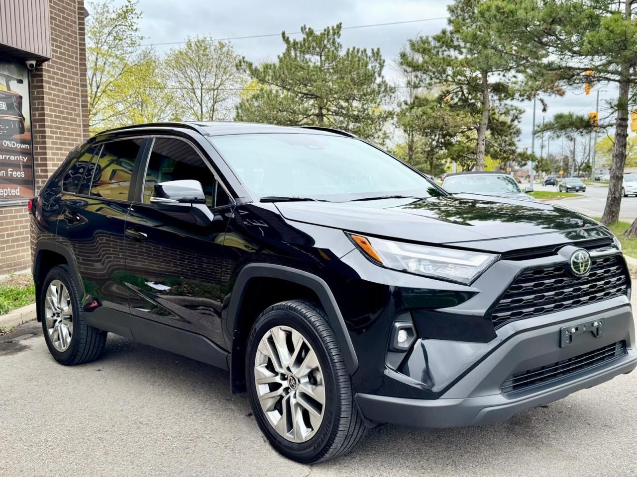 2023 Toyota RAV4 XLE Photo4