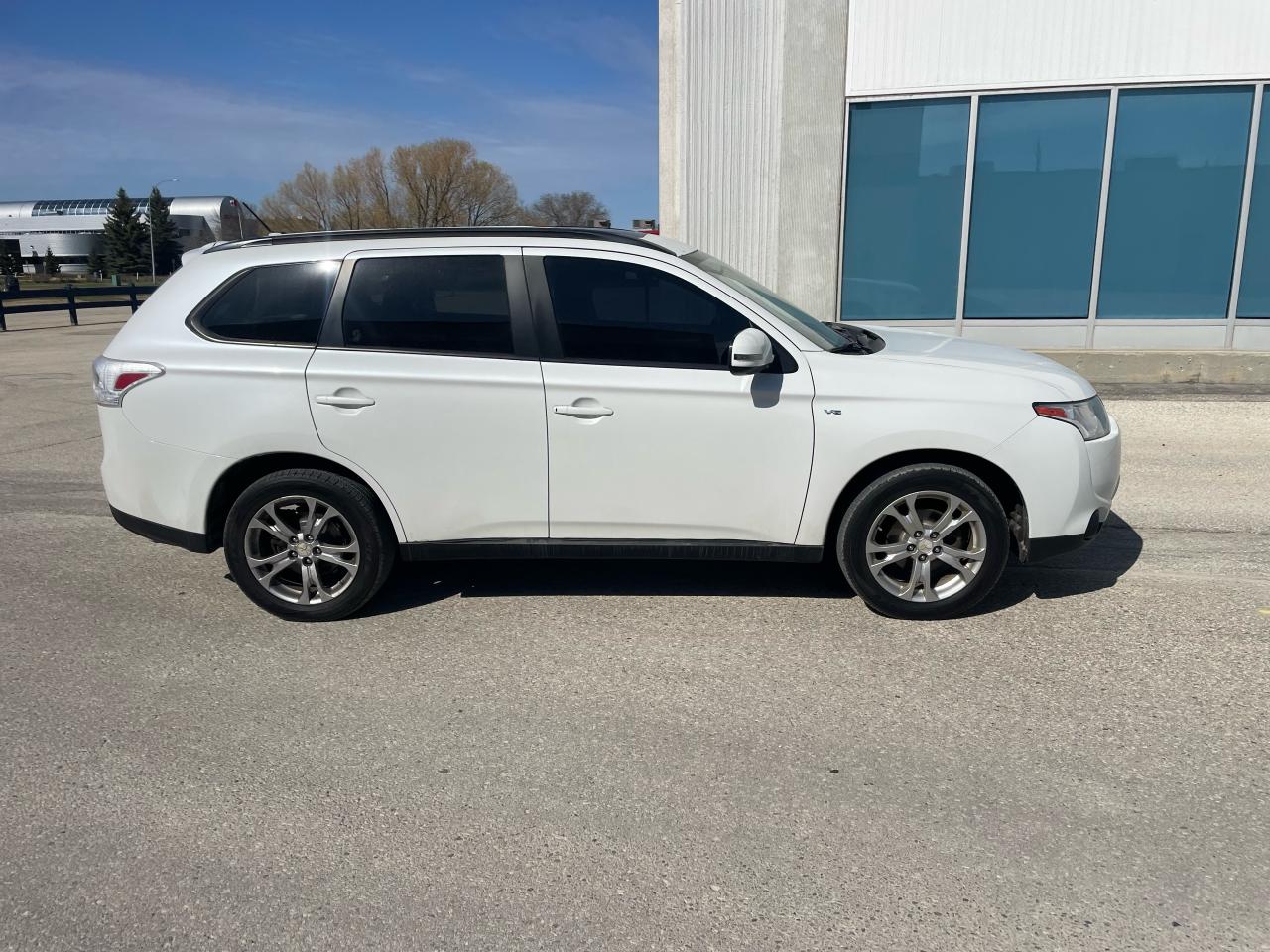 2014 Mitsubishi Outlander SE - Photo #4