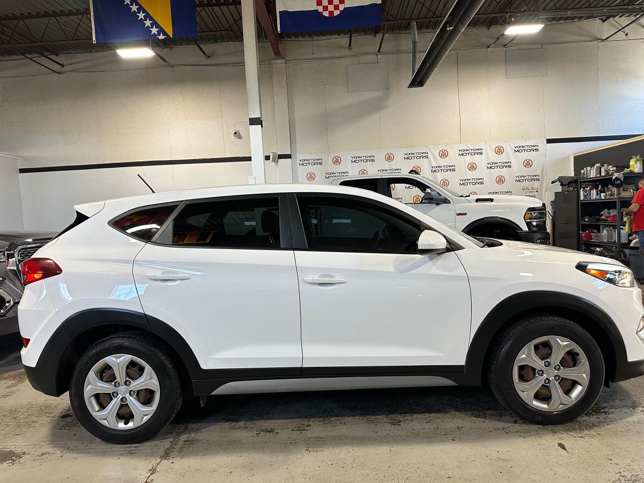 2017 Hyundai Tucson SE | NO ACCIDENTS | HEATED SEATS | 4X4 - Photo #4