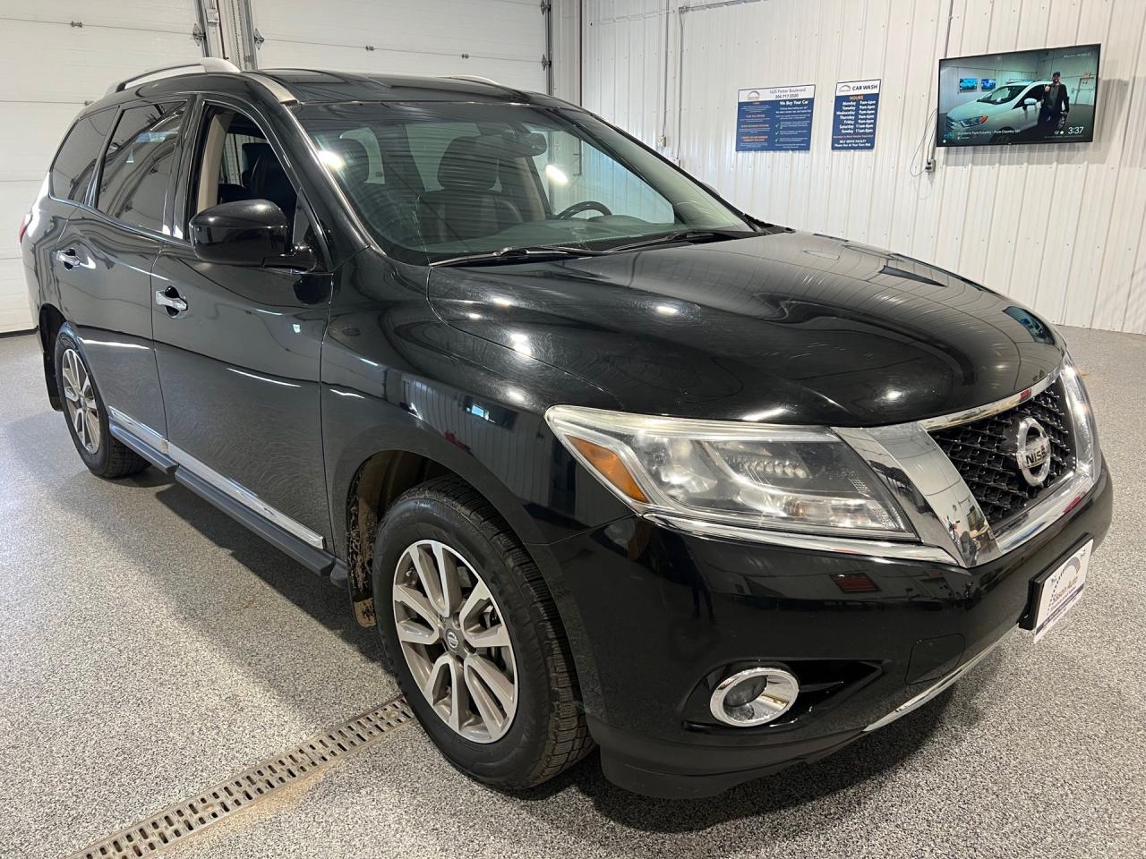 Used 2014 Nissan Pathfinder SL 4WD for sale in Brandon, MB