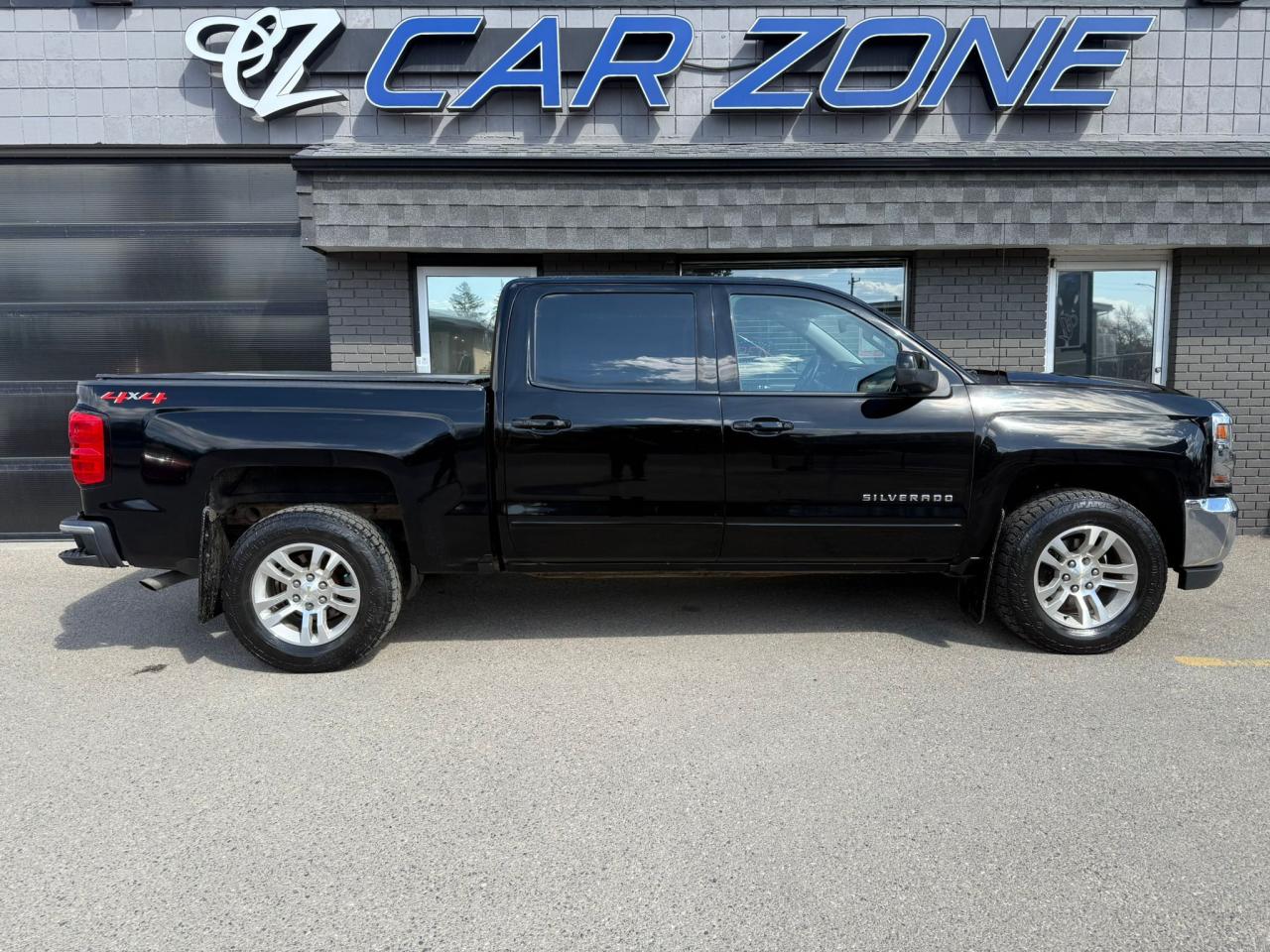 2018 Chevrolet Silverado 1500 4WD CREW CAB LT w/ LEATHER - Photo #2