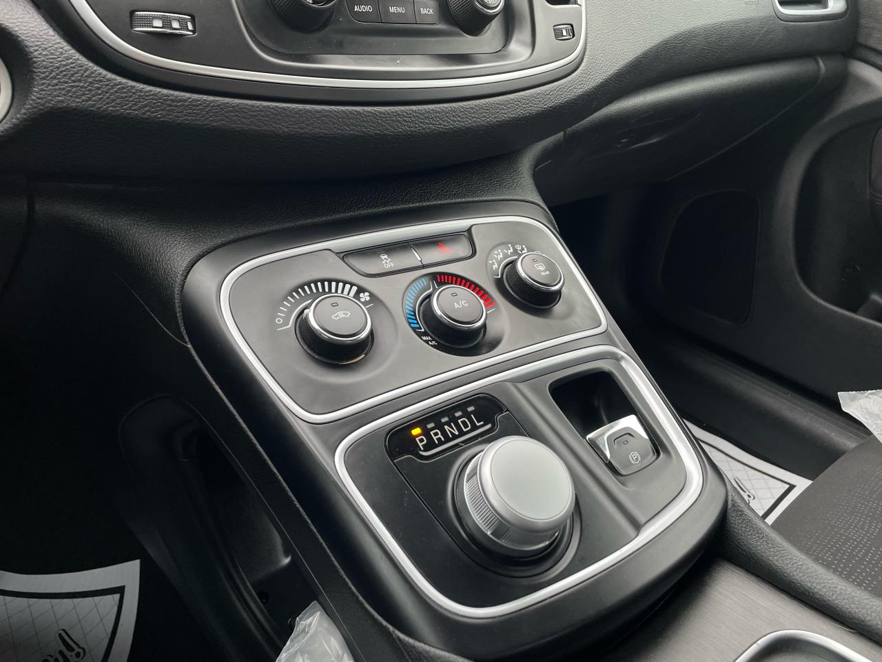 2015 Chrysler 200 LX *SAFETY, 1Y WARRANTY ENGINE & TRANSMISSION* - Photo #15