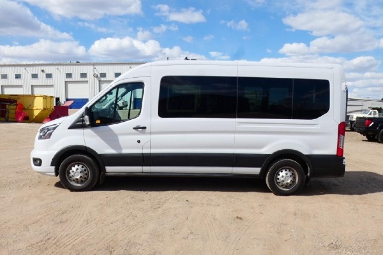 2023 Ford Transit 350 XLT 15 pass. AWD Midroof w/cloth seats, NAV, BUC