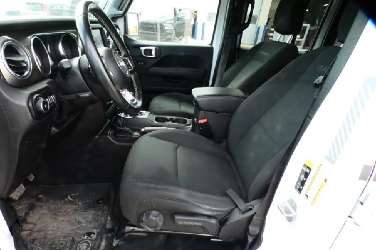 2021 Jeep Wrangler Unlimited Sahara 4x4 w/Htd cloth, NAV, BUC - Photo #11