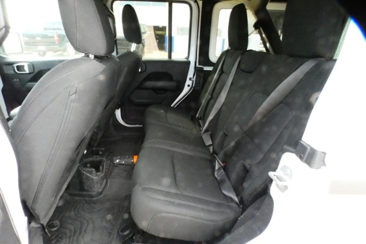 2021 Jeep Wrangler Unlimited Sahara 4x4 w/Htd cloth, NAV, BUC - Photo #10