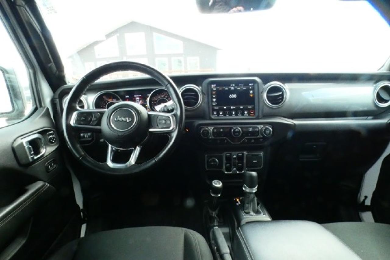 2021 Jeep Wrangler Unlimited Sahara 4x4 w/Htd cloth, NAV, BUC - Photo #12