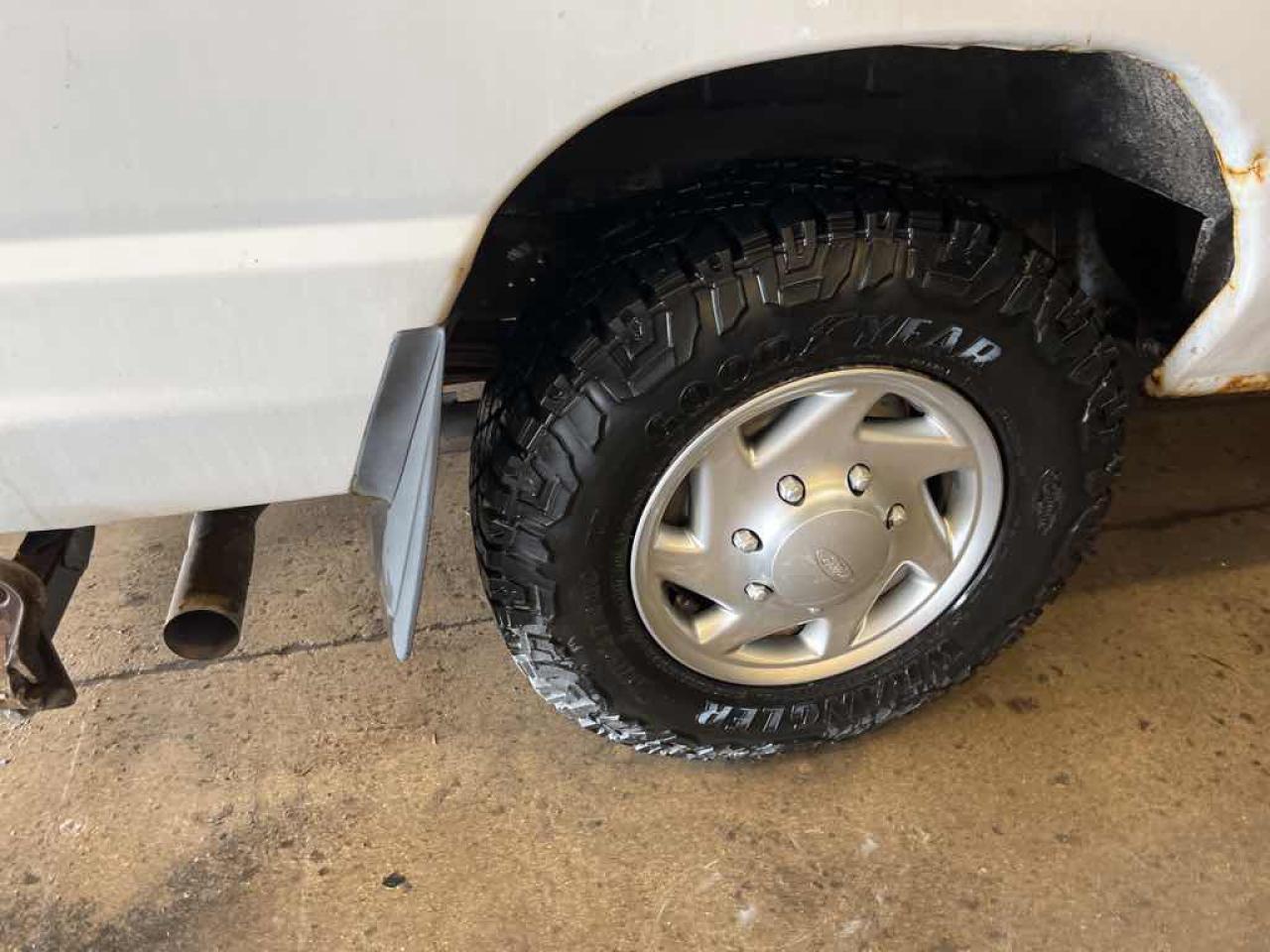 2010 Ford E350 ECONOLINE  SUP - Photo #16