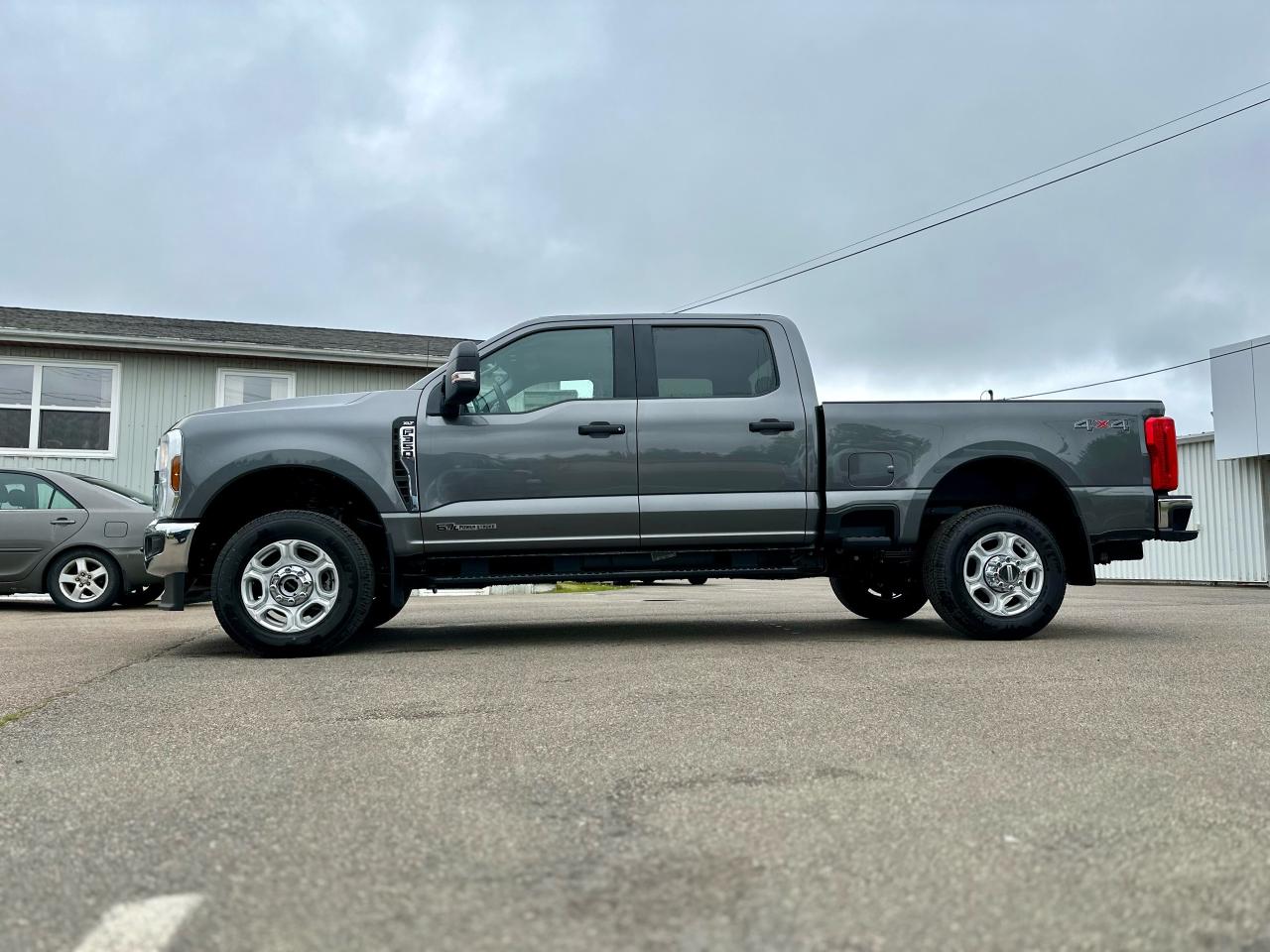 2025 Ford F-350 Super Duty SRW XLT 4WD CREW CAB 6.75' BOX Photo3