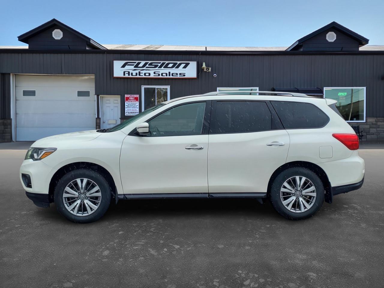 2019 Nissan Pathfinder SV Tech-LEATHER-NAVIGATION-7PASS-HEATED SEATS - Photo #2