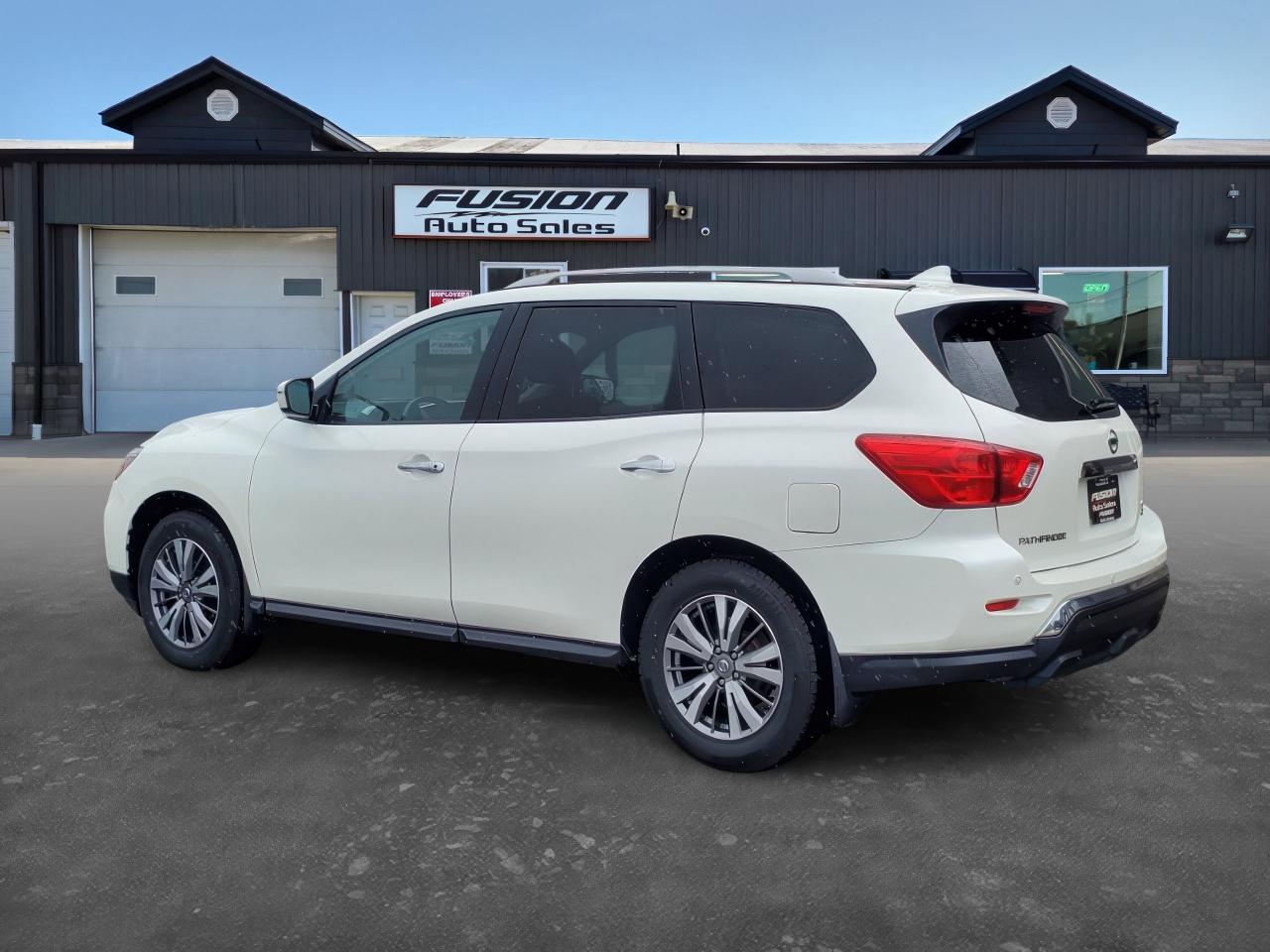 2019 Nissan Pathfinder SV Tech-LEATHER-NAVIGATION-7PASS-HEATED SEATS - Photo #3