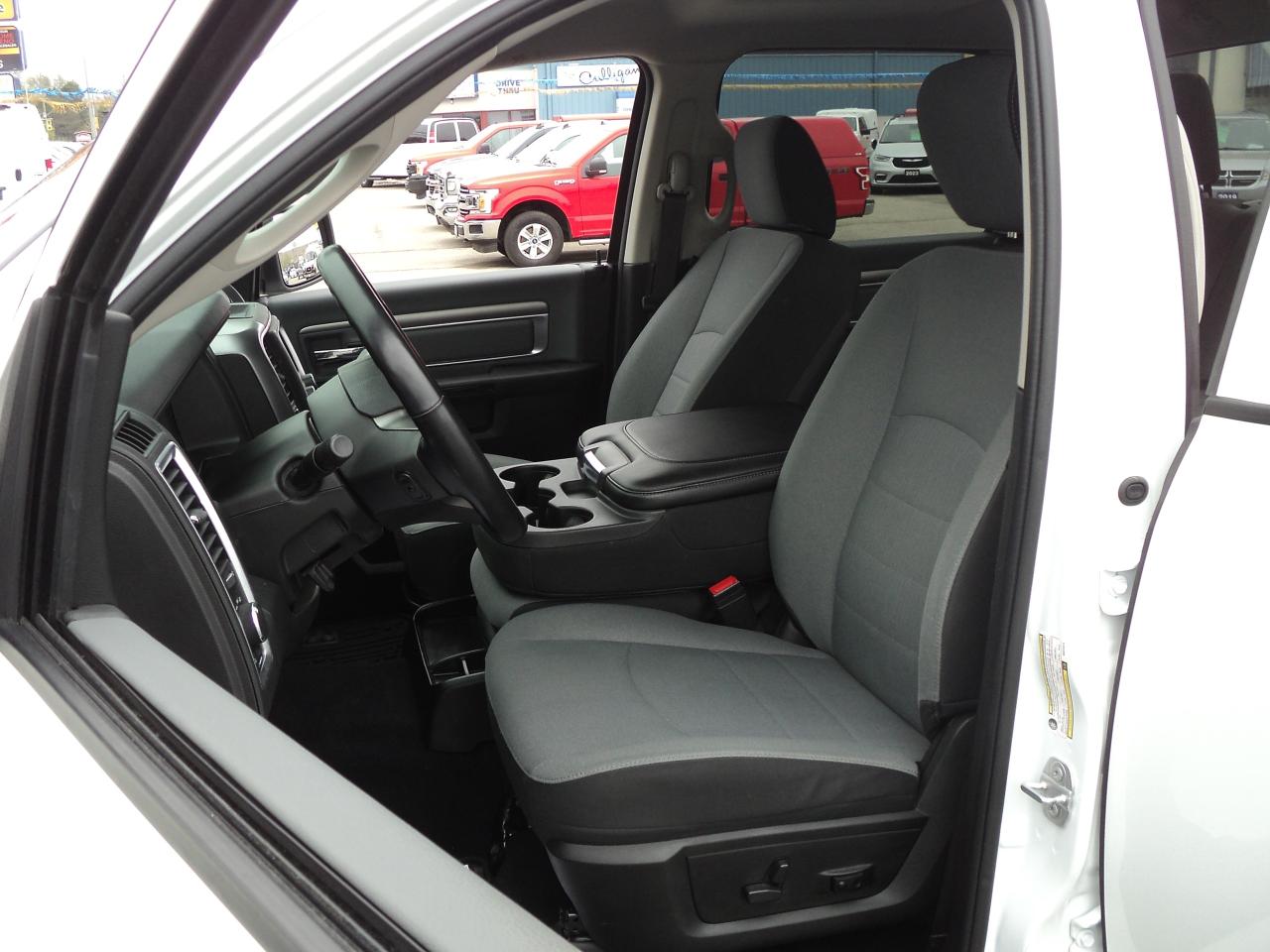 2022 RAM 1500 Classic SLT CrewCab4WD 3.6L6cyl5'7"BoxHeatedSeats&Steering - Photo #11
