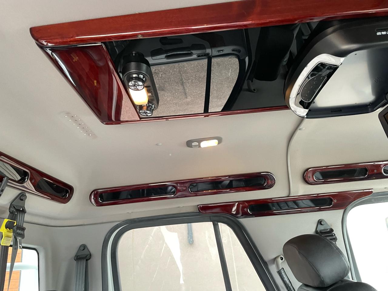 2017 Freightliner M2106 Sport Chasis Photo20