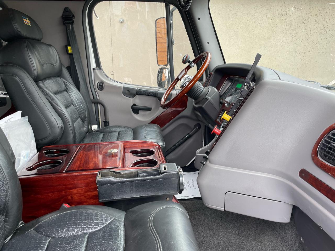 2017 Freightliner M2106 Sport Chasis Photo12