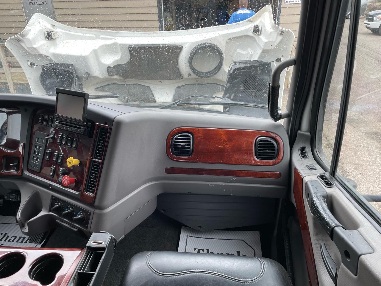 2017 Freightliner M2106 Sport Chasis Photo28