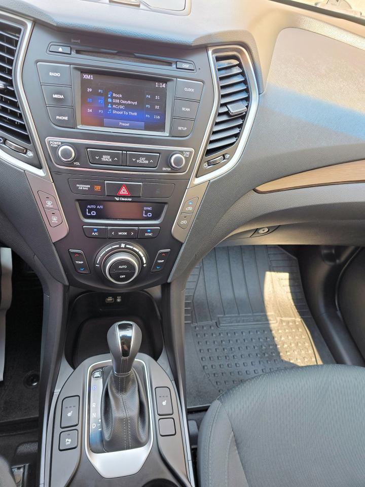 2017 Hyundai Santa Fe Sport 2.4 L AWD Low KM No Accidents - Photo #18