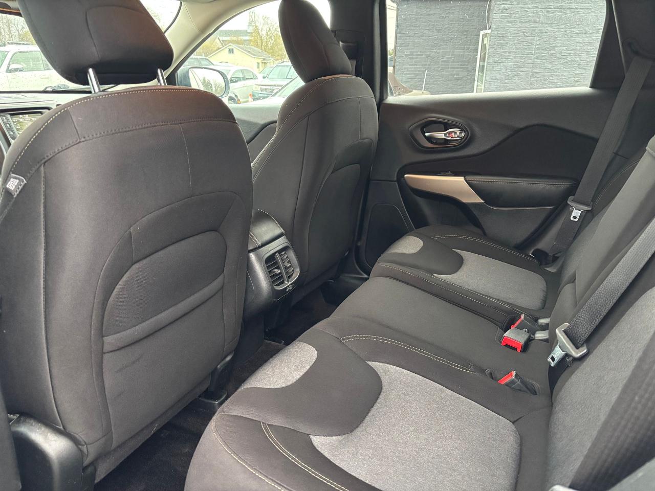 2018 Jeep Cherokee Altitude - Photo #18