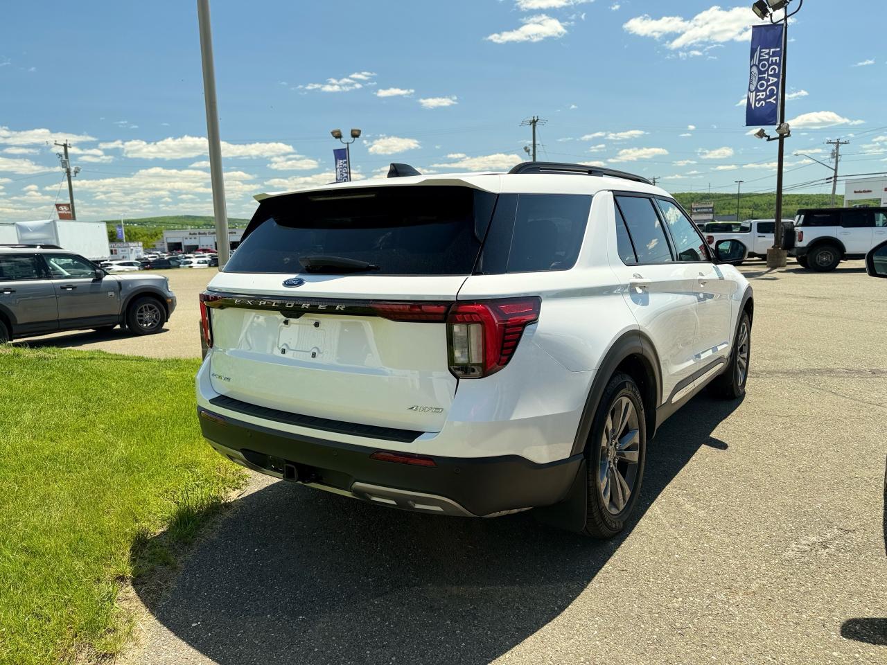 2025 Ford Explorer  Photo2