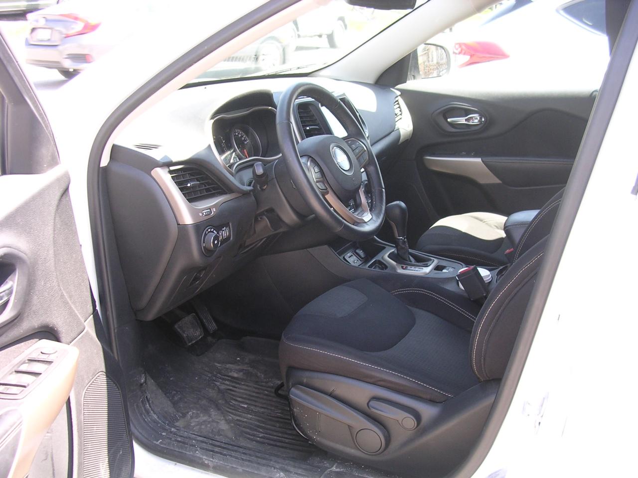 2017 Jeep Cherokee North - Photo #6