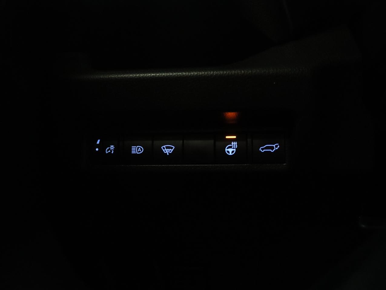 2021 Toyota RAV4 XLE | AWD | Sunroof | Leather | BSM | CarPlay