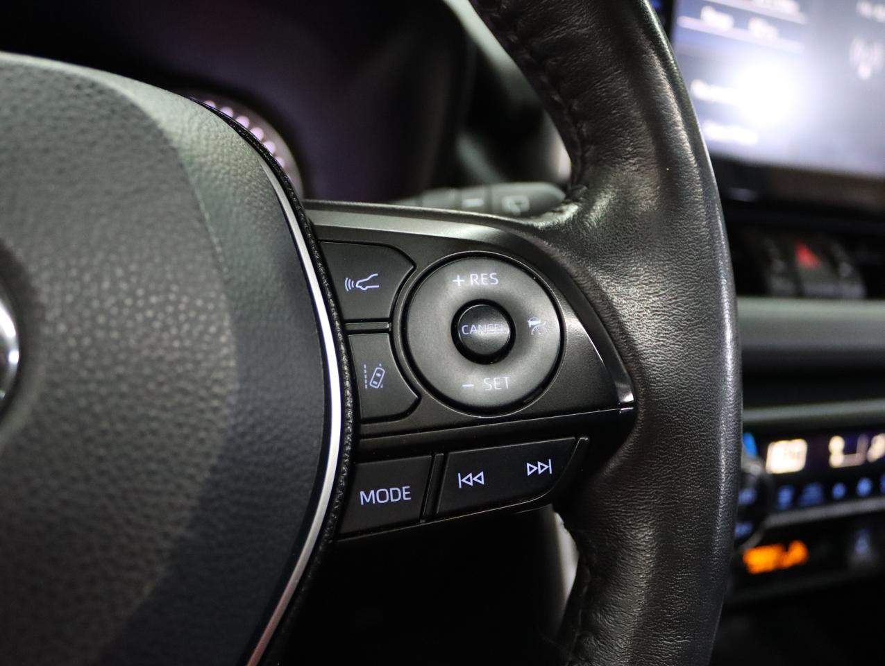 2021 Toyota RAV4 XLE | AWD | Sunroof | Leather | BSM | CarPlay