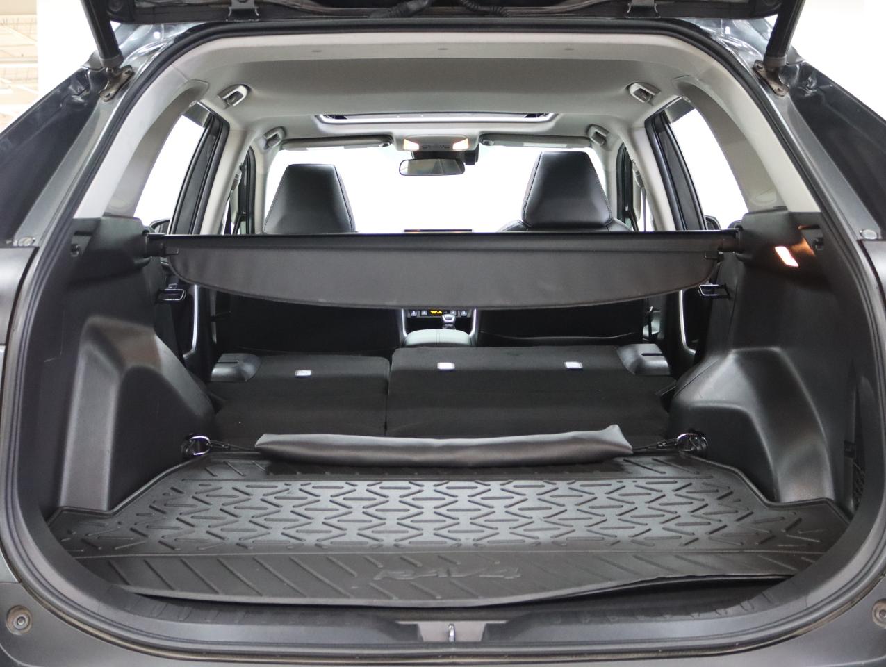 2021 Toyota RAV4 XLE | AWD | Sunroof | Leather | BSM | CarPlay