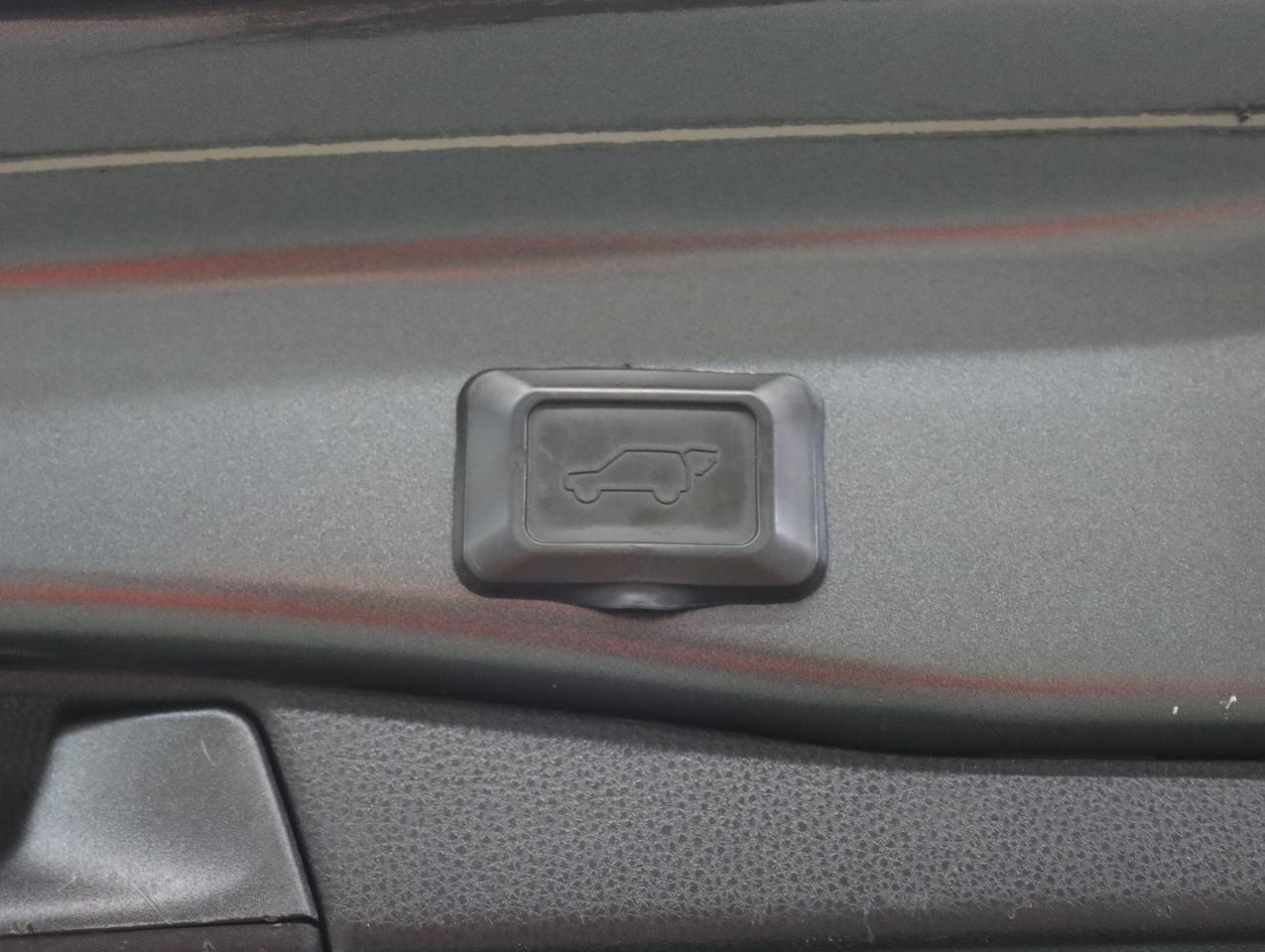 2021 Toyota RAV4 XLE | AWD | Sunroof | Leather | BSM | CarPlay