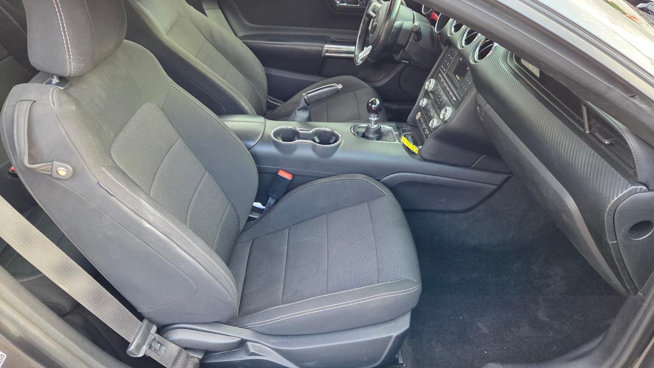2017 Ford Mustang V6 - Photo #9