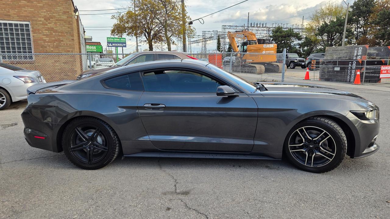 2017 Ford Mustang V6 - Photo #5