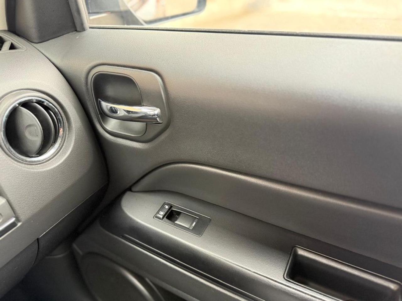 2015 Jeep Patriot HIGH ALTITUDE | CLEAN CARFAX | 4X4 | LEATHER | SUNROOF | REMOTE STARTER | POWER SEATS | HEATED SEATS | - Photo #28