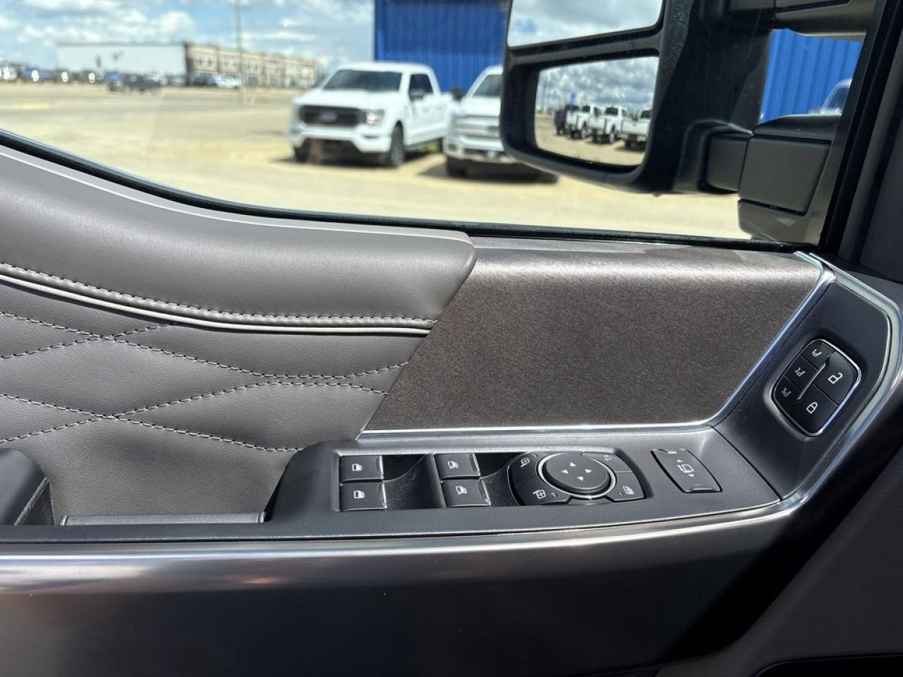 2025 Ford F-350 Super Duty SRW PLATINUM 6.8' Box 713A Photo4