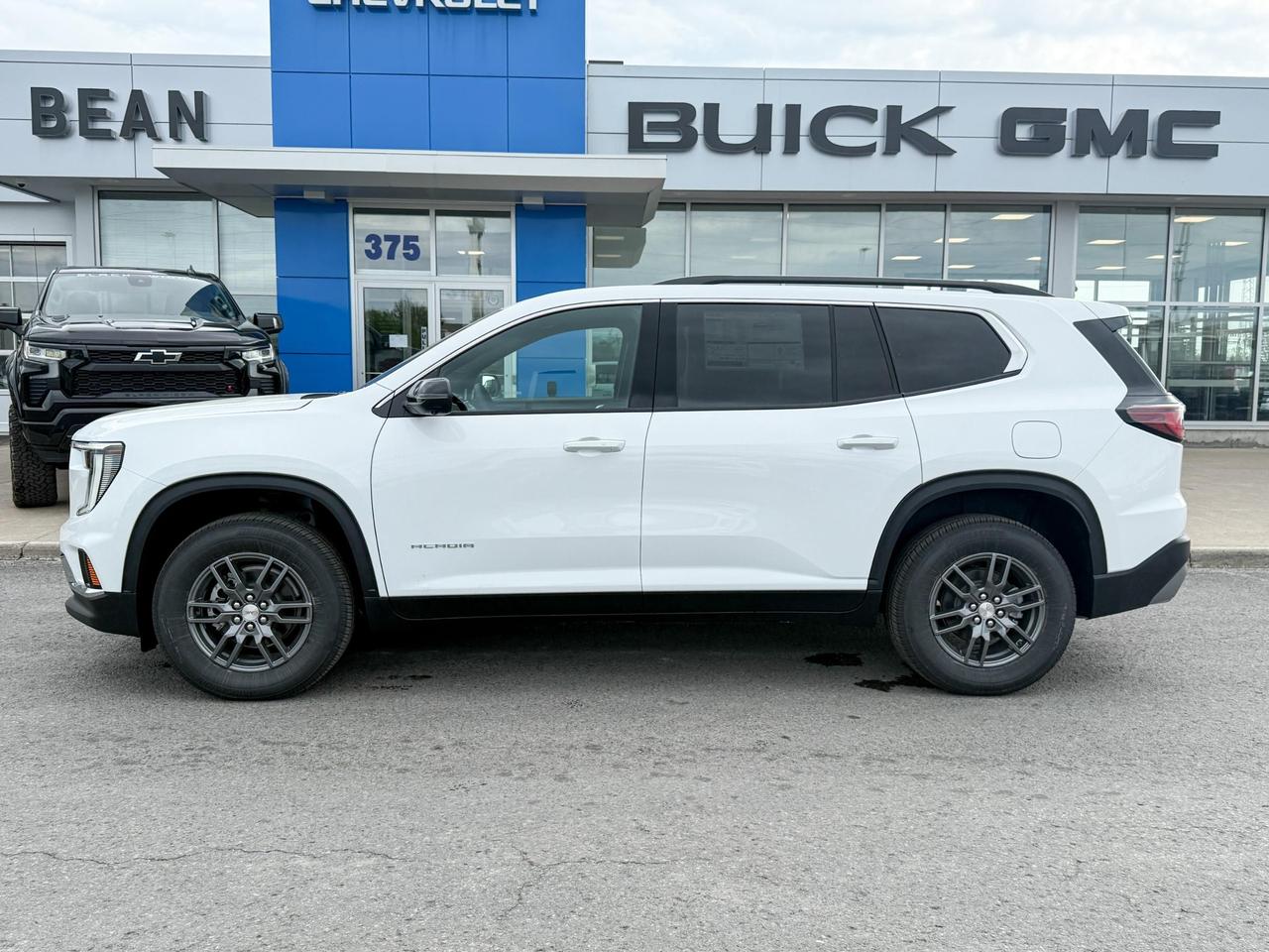 2025 GMC Acadia Elevation 2.5L 4CYL WITH REMOTE START/ENTRY, HEATED SEATS, HEATED STEERING WHEEL, ADAPTIVE CRUISE CONTROL, HD SURROUND VISION Photo