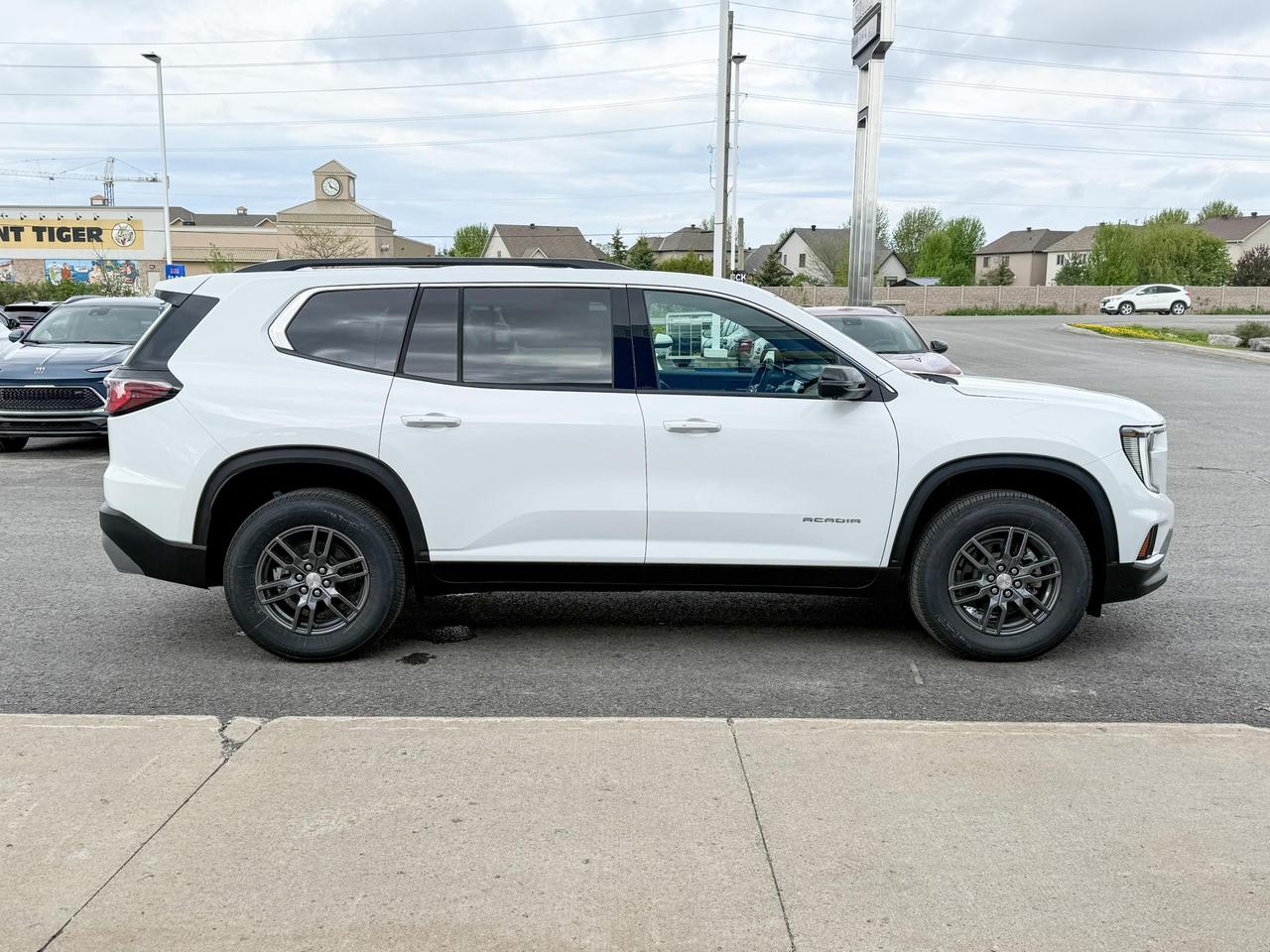 2025 GMC Acadia Elevation 2.5L 4CYL WITH REMOTE START/ENTRY, HEATED SEATS, HEATED STEERING WHEEL, ADAPTIVE CRUISE CONTROL, HD SURROUND VISION Photo