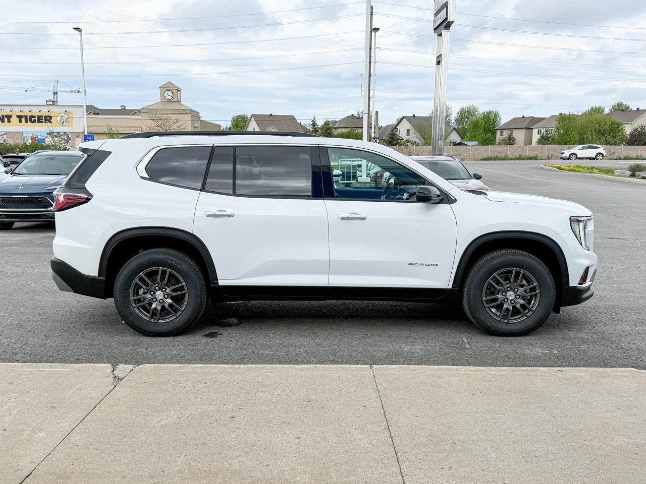 2025 GMC Acadia Elevation 2.5L 4CYL WITH REMOTE START/ENTRY, HEATED SEATS, HEATED STEERING WHEEL, ADAPTIVE CRUISE CONTROL, HD SURROUND VISION Photo