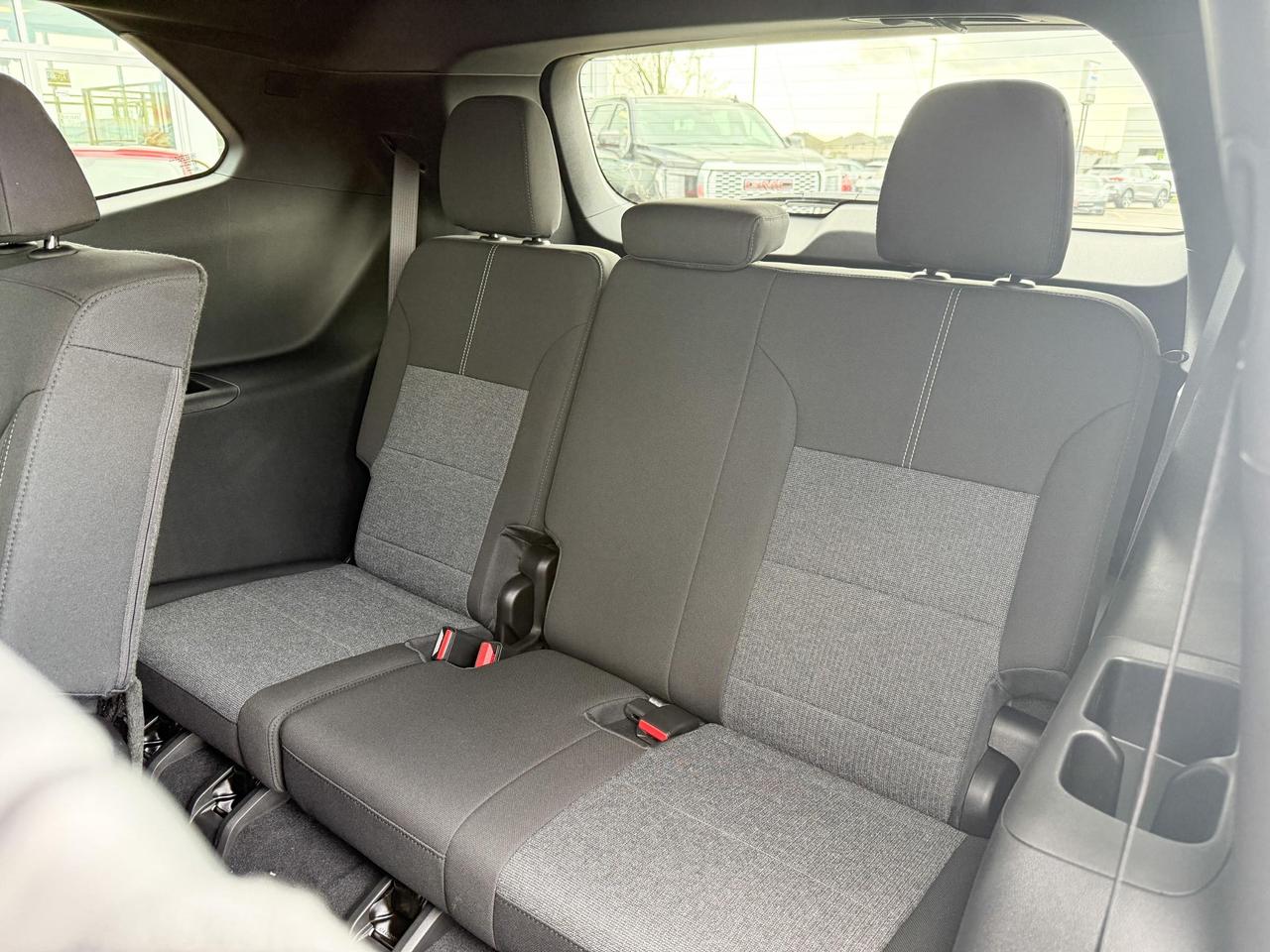 2025 GMC Acadia Elevation 2.5L 4CYL WITH REMOTE START/ENTRY, HEATED SEATS, HEATED STEERING WHEEL, ADAPTIVE CRUISE CONTROL, HD SURROUND VISION Photo