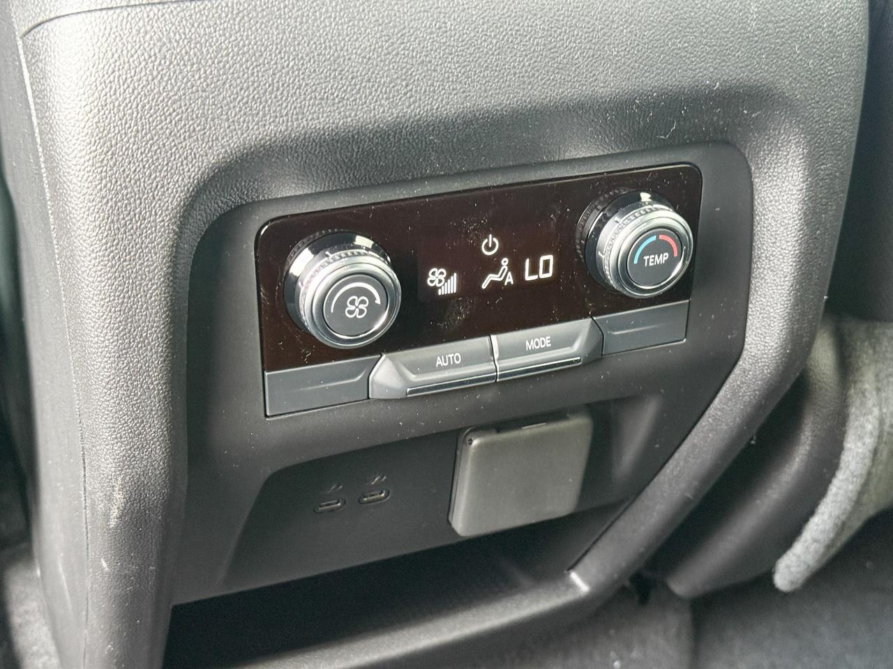 2025 GMC Acadia Elevation 2.5L 4CYL WITH REMOTE START/ENTRY, HEATED SEATS, HEATED STEERING WHEEL, ADAPTIVE CRUISE CONTROL, HD SURROUND VISION Photo